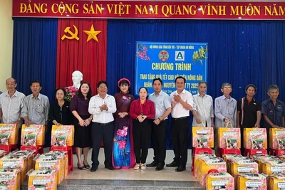 Lãnh đạo Hội Nông dân, chính quyền địa phương cùng đơn vị tài trợ trao quà Tết cho hội viên nông dân. (Ảnh: HOÀNG TRUNG)