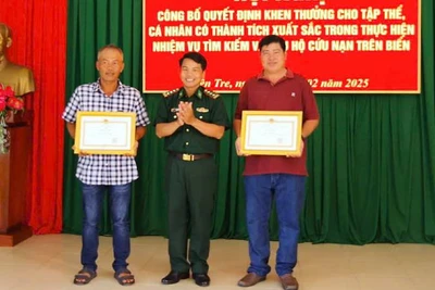 Ngư dân được khen thưởng do tích cực tìm kiếm và cứu hộ trên biển. (Ảnh: HOÀNG TRUNG)