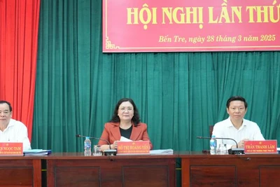 Lãnh đạo tỉnh Bến Tre chủ trì tại Hội nghị. (Ảnh: HOÀNG TRUNG)