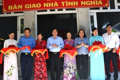 Lãnh đạo Ban Tuyên giáo Trung ương và Tỉnh ủy Bến Tre bàn giao nhà tình nghĩa cho gia đình chính sách.