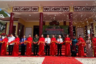 Các vị lãnh đạo tham dự buổi Lễ thực hiện nghi thức cắt băng khánh thành công trình. (Ảnh: HOÀNG TRUNG)