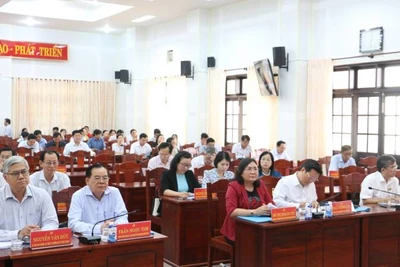 Các đại biểu tham dự quán triệt Chỉ thị của Bộ Chính trị, Ban Bí thư về tiếp tục củng cố, hoàn thiện, nâng cao chất lượng hoạt động của y tế cơ sở trong tình hình mới.