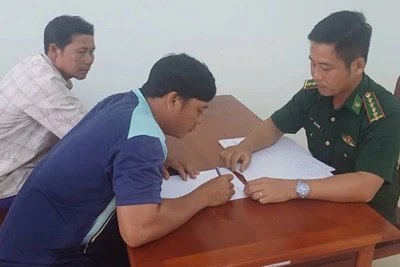 Đồn Biên phòng Hàm Luông tống đạt quyết định xử phạt 2 thuyền trưởng vi phạm. (Ảnh: BIÊN CƯƠNG)