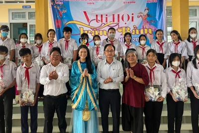 Đại biểu trao quà cho các cháu thiếu nhi tại xã đảo Tam Hiệp.