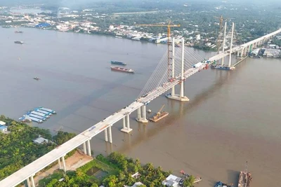 Cầu Rạch Miễu 2 đang được đẩy nhanh tiến độ thi công để hoàn thành vào dịp kỷ niệm Quốc khánh 2/9. (Ảnh: HOÀNG TRUNG)