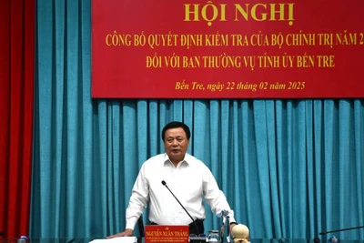 Đồng chí Nguyễn Xuân Thắng phát biểu tại Hội nghị công bố quyết định kiểm tra của Bộ Chính trị đối với Ban Thường vụ Tỉnh ủy Bến Tre. (Ảnh: HOÀNG TRUNG)