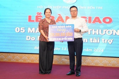 Đồng chí Lê Quốc Minh trao bảng tượng trưng hỗ trợ xây dựng 5 căn nhà mái ấm tình thương cho Hội Liên hiệp Phụ nữ tỉnh Bến Tre. (Ảnh: THẾ ANH)