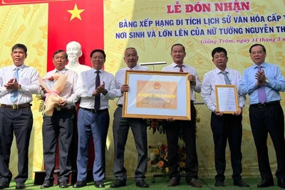 Lãnh đạo tỉnh Bến Tre trao Bằng xếp hạng Di tích lịch sử văn hóa cấp tỉnh "Nơi sinh ra và lớn lên của Nữ tướng Nguyễn Thị Định". (Ảnh: HOÀNG TRUNG)