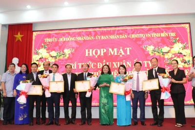 Tỉnh Bến Tre tôn vinh 5 trí thức có nhiều sáng kiến, ứng dụng khoa học công nghệ cho sự phát triển của địa phương. (Ảnh: HOÀNG TRUNG)