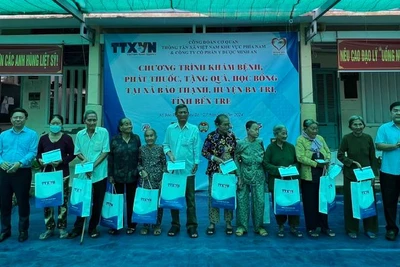 Ban tổ chức trao quà cho gia đình chính sách nhân kỷ niệm 77 năm Ngày Thương binh-Liệt sĩ. (Ảnh: HOÀNG TRUNG)