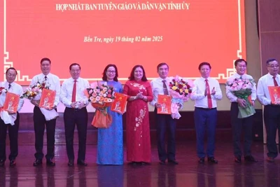 Lãnh đạo tỉnh Bến Tre trao Quyết định hợp nhất Ban Tuyên giáo và Ban Dân vận Tỉnh ủy Bến Tre thành Ban Tuyên giáo và Dân vận Tỉnh ủy Bến Tre. (Ảnh: HOÀNG TRUNG)