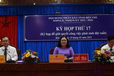 Lãnh đạo Hội đồng nhân dân tỉnh Bến tre chủ trì tại kỳ họp. (Ảnh: HOÀNG TRUNG)