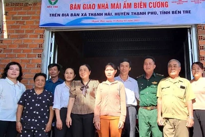 Lãnh đạo chính quyền địa phương cùng Đồn Biên phòng Cổ Chiên trao nhà mái ấm biên cương cho hộ gia đình khó khăn về nhà ở tại xã Thạnh Hải (huyện Thạnh Phú). (Ảnh: HOÀNG TRUNG)