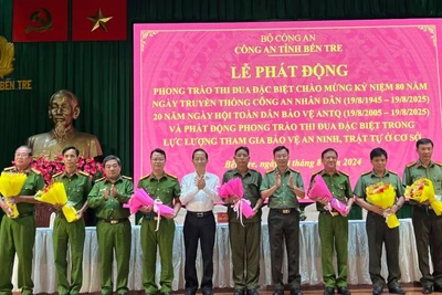 Đại biểu tham dự Lễ phát động tặng hoa cho các đơn vị ký kết giao ước thi đua. (Ảnh: HOÀNG TRUNG)