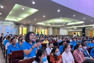 Đại diện công nhân trao đổi với lãnh đạo tỉnh tại buổi đối thoại.