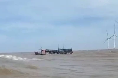 Tàu đánh cá gặp nạn khi đang trên đường vào bờ.