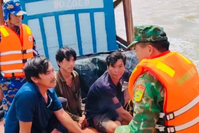 Lực lượng Bộ đội Biên phòng kịp thời cứu 3 ngư dân gặp nạn. (Ảnh: HOÀNG TRUNG)