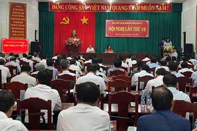 Ban Chấp hành Đảng bộ tỉnh Bến Tre tổ chức Hội nghị lần thứ 19. (Ảnh: HOÀNG TRUNG)