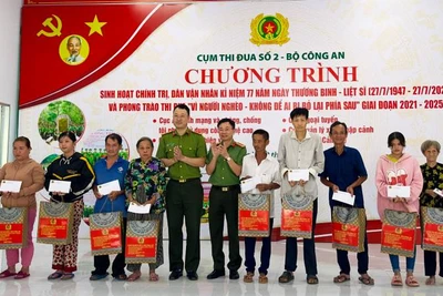 Đoàn công tác quà cho gia đình chính sách tại huyện Giồng Trôm (tỉnh Bến Tre). (Ảnh: HOÀNG TRUNG)