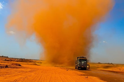 Bụi bay cao hàng chục mét trong quá trình xe vận chuyển đất hạng mục san nền sân bay Long Thành.