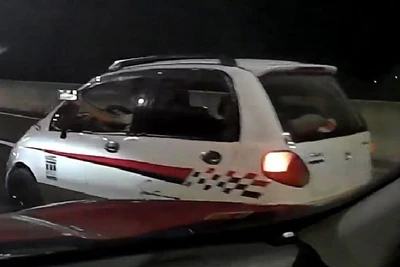 Tài xế sử dụng điện thoại khi lái xe trên cao tốc Mỹ Thuận-Cần Thơ