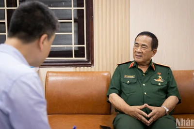 Trung tướng Đoàn Sinh Hưởng, Anh hùng Lực lượng vũ trang nhân dân, nguyên Tư lệnh Binh chủng Tăng Thiết giáp, nguyên Tư lệnh Quân khu 4 chia sẻ về Chiến dịch Tây Nguyên tại trụ sở Báo Nhân Dân. (ẢNH: SƠN TÙNG)