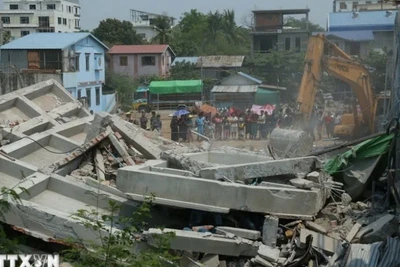 Hoạt động cứu hộ được tiến hành sau động đất tại Mandalay, Myanmar. (Ảnh: THX/TTXVN)