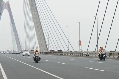 Cảnh sát giao thông dẫn đoàn khách quốc tế qua cầu Nhật Tân. (Ảnh: Cục Cảnh sát Giao thông)