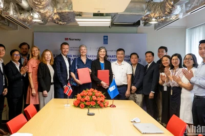 Quang cảnh lễ ký kết.