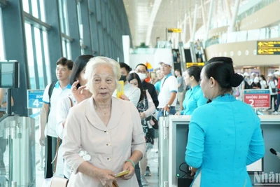 Hành khách qua cửa kiểm soát vé tại cảng hàng không quốc tế Tân Sơn Nhất.