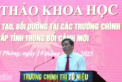 Giáo sư, Tiến sĩ Lê Văn Lợi, Phó Giám đốc Học viện Chính trị quốc gia Hồ Chí Minh phát biểu đề dẫn hội thảo. (Ảnh: PHẠM CƯỜNG) 