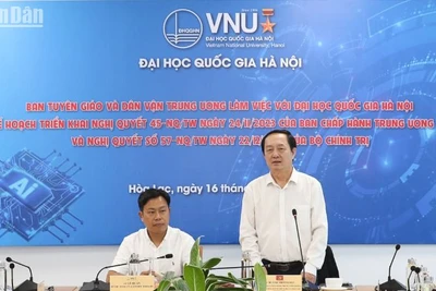 Đồng chí Huỳnh Thành Đạt, Ủy viên Trung ương Đảng, Phó Trưởng Ban Tuyên giáo và Dân vận Trung ương phát biểu tại buổi làm việc.