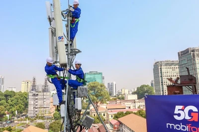 Lắp ráp trạm phát sóng 5G MobiFone.