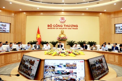 Cuộc họp diễn ra theo hình thức trực tiếp và trực tuyến.