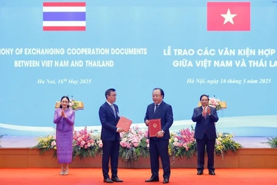 Đại diện Central Group và Central Retail cùng đại diện Bộ Công thương ký thoả thuận hợp tác.