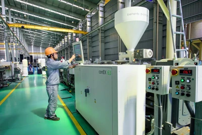 Sản xuất các sản phẩm ống nhựa tại Nhà máy của Tập đoàn Hoa Sen. (Ảnh: HOÀI THU)