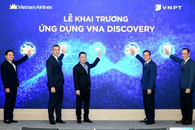 Lãnh đạo Vietnam Airline và VNPT nhấn nút khai trương ứng dụng VNA Discovery.