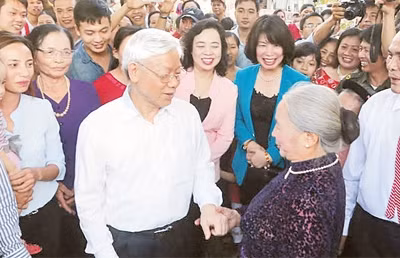 Tổng Bí thư Nguyễn Phú Trọng với nhân dân thôn Tháp Thượng, xã Song Phượng, huyện Đan Phượng (Hà Nội). Ảnh: TRÍ DŨNG (TTXVN)