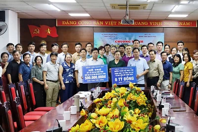 Đoàn công tác của Bộ Y tế và Bệnh viện Bạch Mai tặng quà cho ngành y tế Lào Cai chiều 21/9/2024.