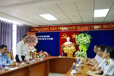 Đại diện lãnh đạo Cơ quan Thường trực Ban Dân vận Trung ương tại Đà Nẵng trao đổi kinh nghiệm trong công tác dân vận của Đảng.