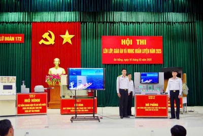 Đại diện các đơn vị thuyết minh sản phẩm tại Hội thi lên lớp, giáo án và mô hình học cụ huấn luyện năm 2025.