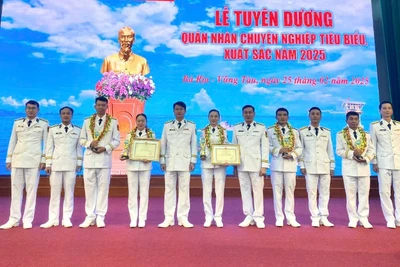 Chín quân nhân chuyên nghiệp được tuyên dương, khen thưởng vì có nhiều đóng góp trong năm 2024.