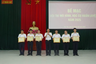 Trao giải cho các đội.