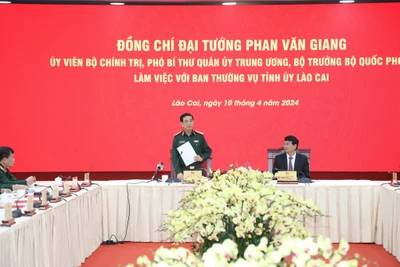 Đại tướng, Bộ trưởng Quốc Phòng Phan Văn Giang làm việc với Thường vụ tỉnh Lào Cai, chiều 10/4.