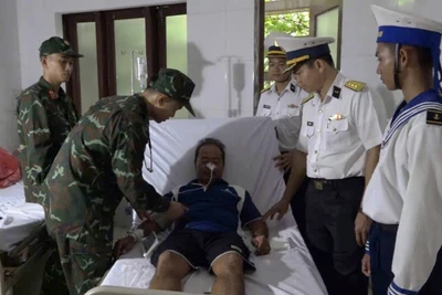 Các Y, Bác sỹ Trung tâm Y tế Trường Sa tổ chức khám, chẩn đoán tình trạng bệnh của ngư dân Lê Ku và tích cực điều trị viêm tụy cấp. 