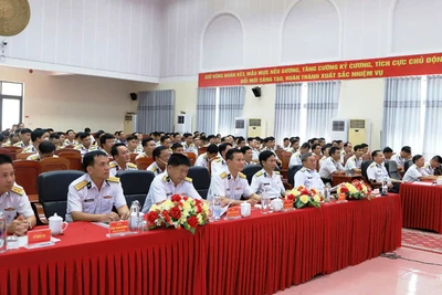 Các đại biểu và thí sinh tham dự lễ bế mạc và trao giải. 