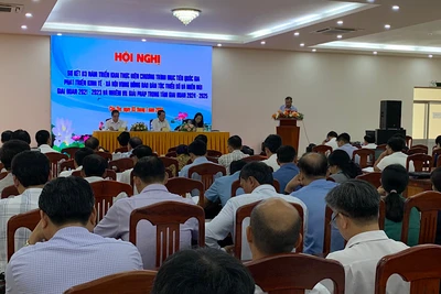 Đại biểu phát biểu ý kiến tham luận tại hội nghị