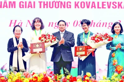 Giải thưởng Kovalevskaia năm 2024 vinh danh PGS, TS Đặng Thị Mỹ Dung, Phó Viện trưởng Viện Công nghệ Nano (thứ hai từ trái sang).