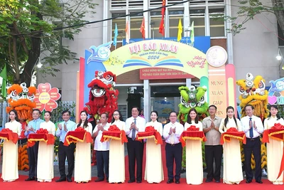 Lãnh đạo thành phố Cần Thơ cắt băng khai Hội Báo Xuân 2024.