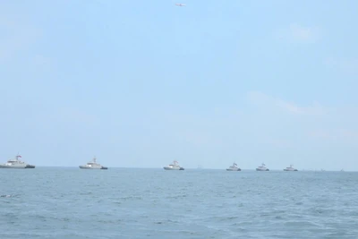 Đội hình tàu Hải quân Indonesia trong buổi tổng duyệt .